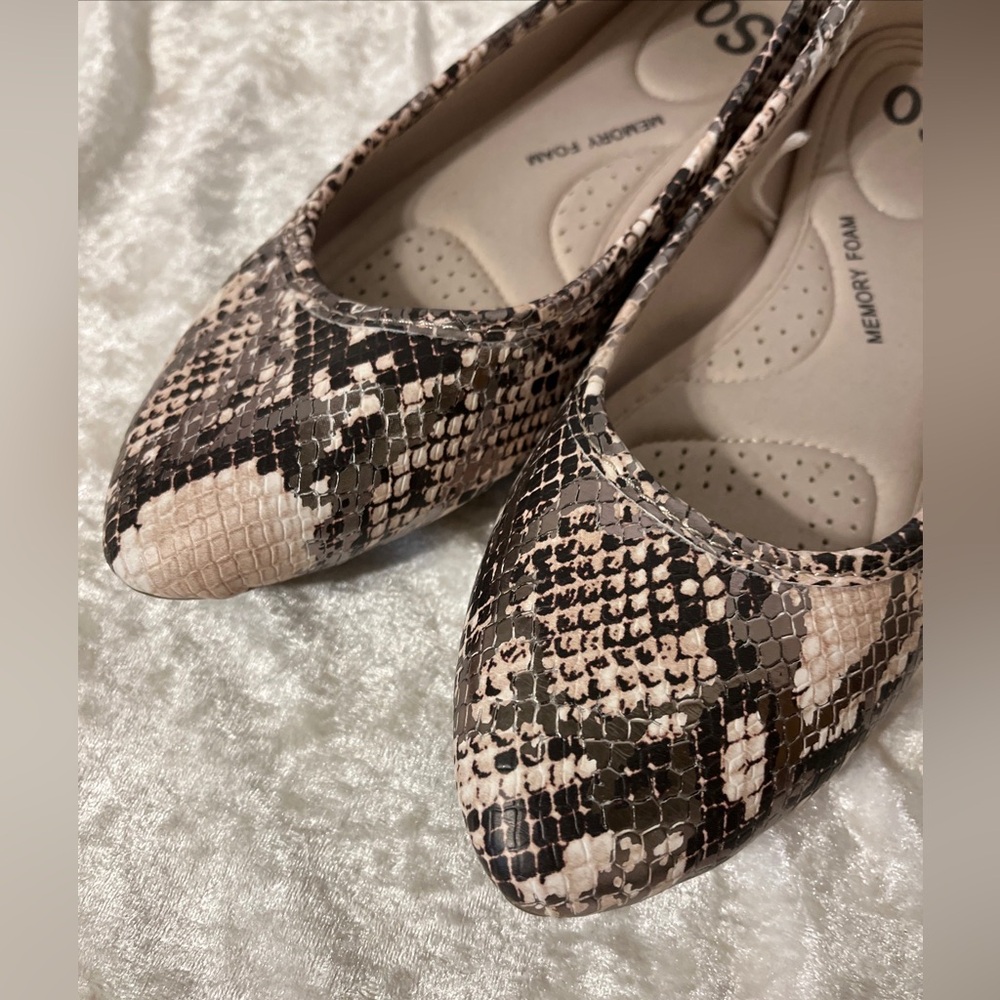 Women’s Snake Print Ballet Flats - Beige/Tan - Picture 7 of 7